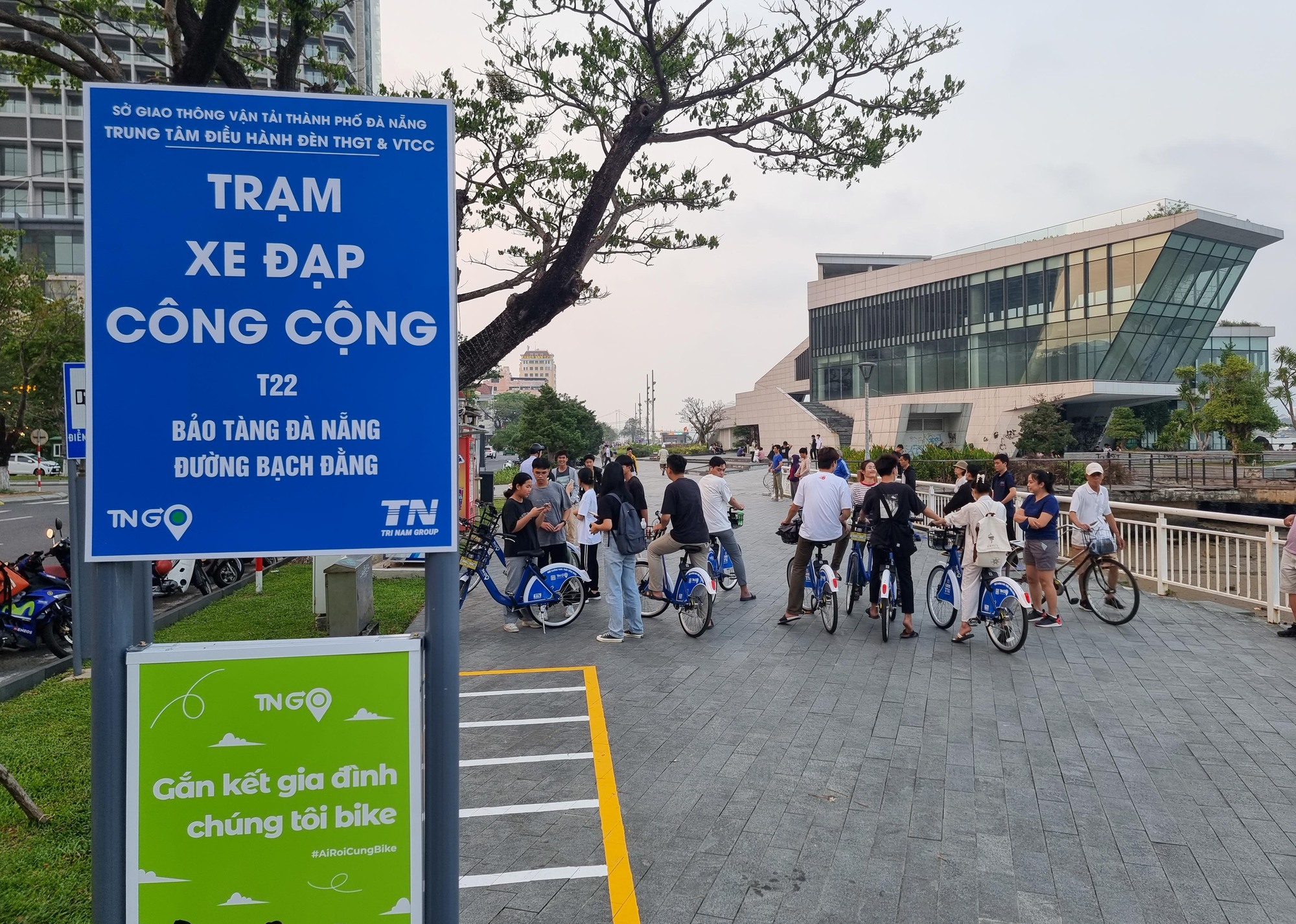 Người trẻ thích thú với xe đạp công cộng: 'Đến Đà Nẵng thì phải đạp xe'   - Ảnh 1.