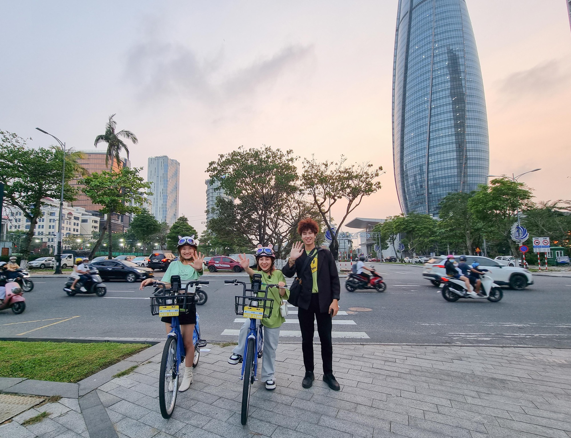 Người trẻ thích thú với xe đạp công cộng: 'Đến Đà Nẵng thì phải đạp xe'   - Ảnh 4.