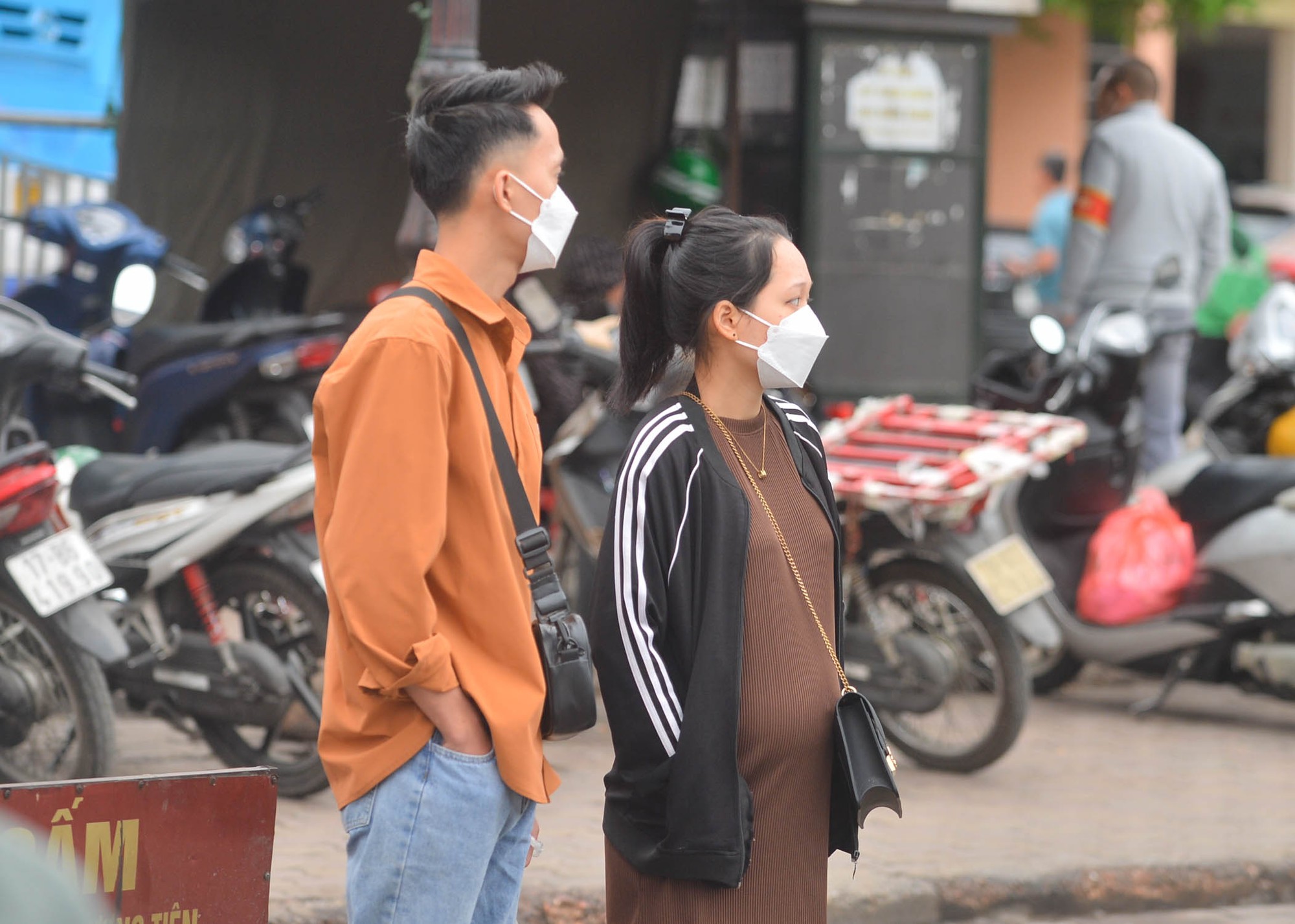 Hà Nội đón không khí lạnh cuối tháng 3, người dân than 'trời chuyển lạnh quá nhanh' - Ảnh 5.