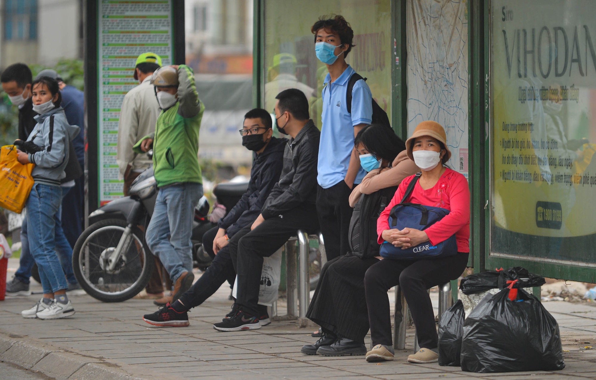 Hà Nội đón không khí lạnh cuối tháng 3, người dân than 'trời chuyển lạnh quá nhanh' - Ảnh 4.