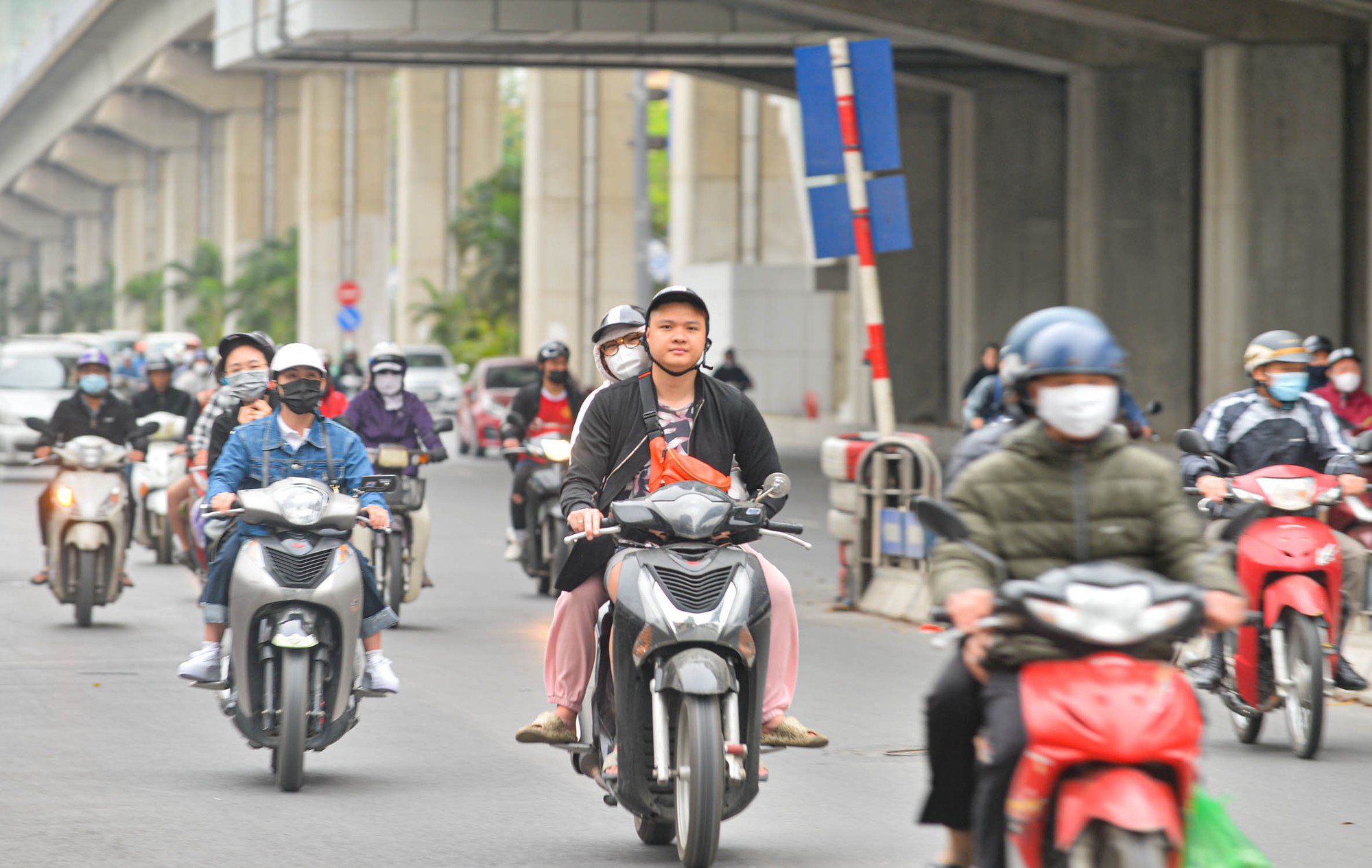 Hà Nội đón không khí lạnh cuối tháng 3, người dân than 'trời chuyển lạnh quá nhanh' - Ảnh 1.