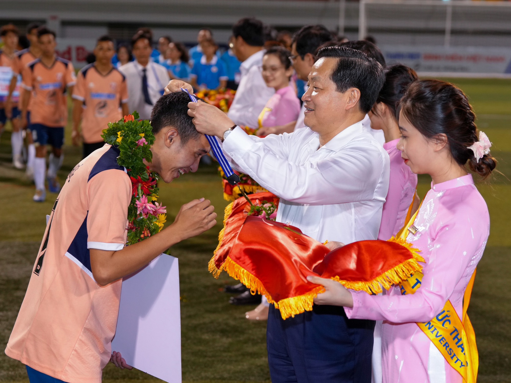 Những hình ảnh trong buổi trao thưởng giải bóng đá Thanh Niên Sinh viên Việt Nam - Ảnh 1.
