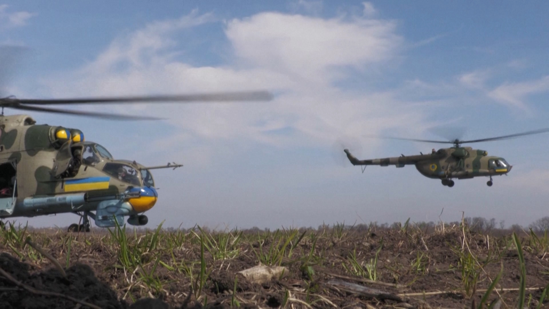 Phi công chiến đấu Ukraine nói thích lái trực thăng Mỹ hơn - Ảnh 1.