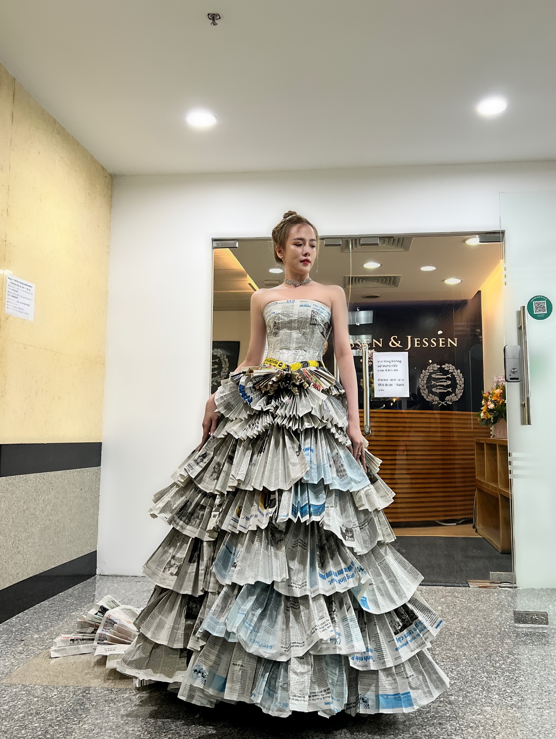 15 Cách làm trang phục tái chế đơn giản từ phế liệu giấy báo