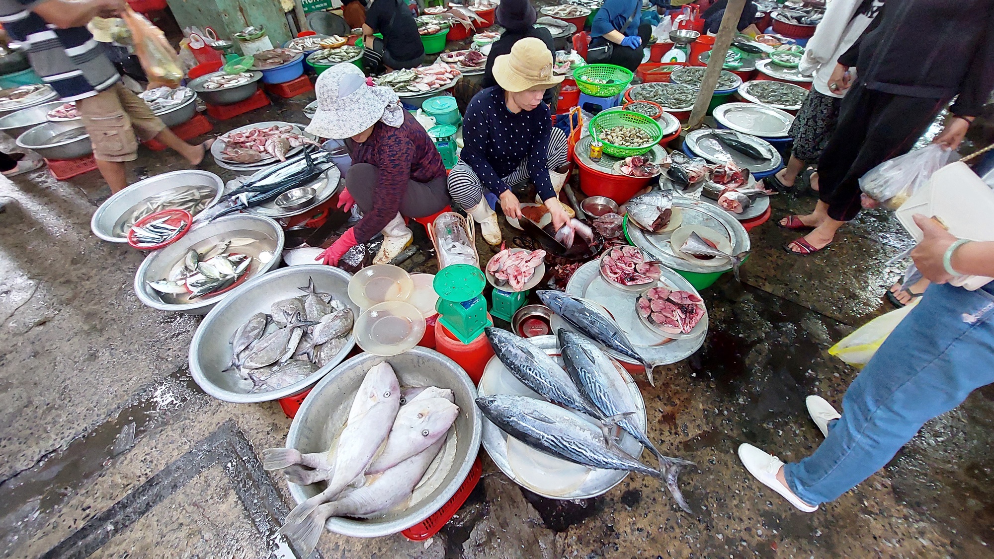Lạc vào chợ Chiều chuyên bán hải sản lớn nhất Đà thành - Ảnh 1.