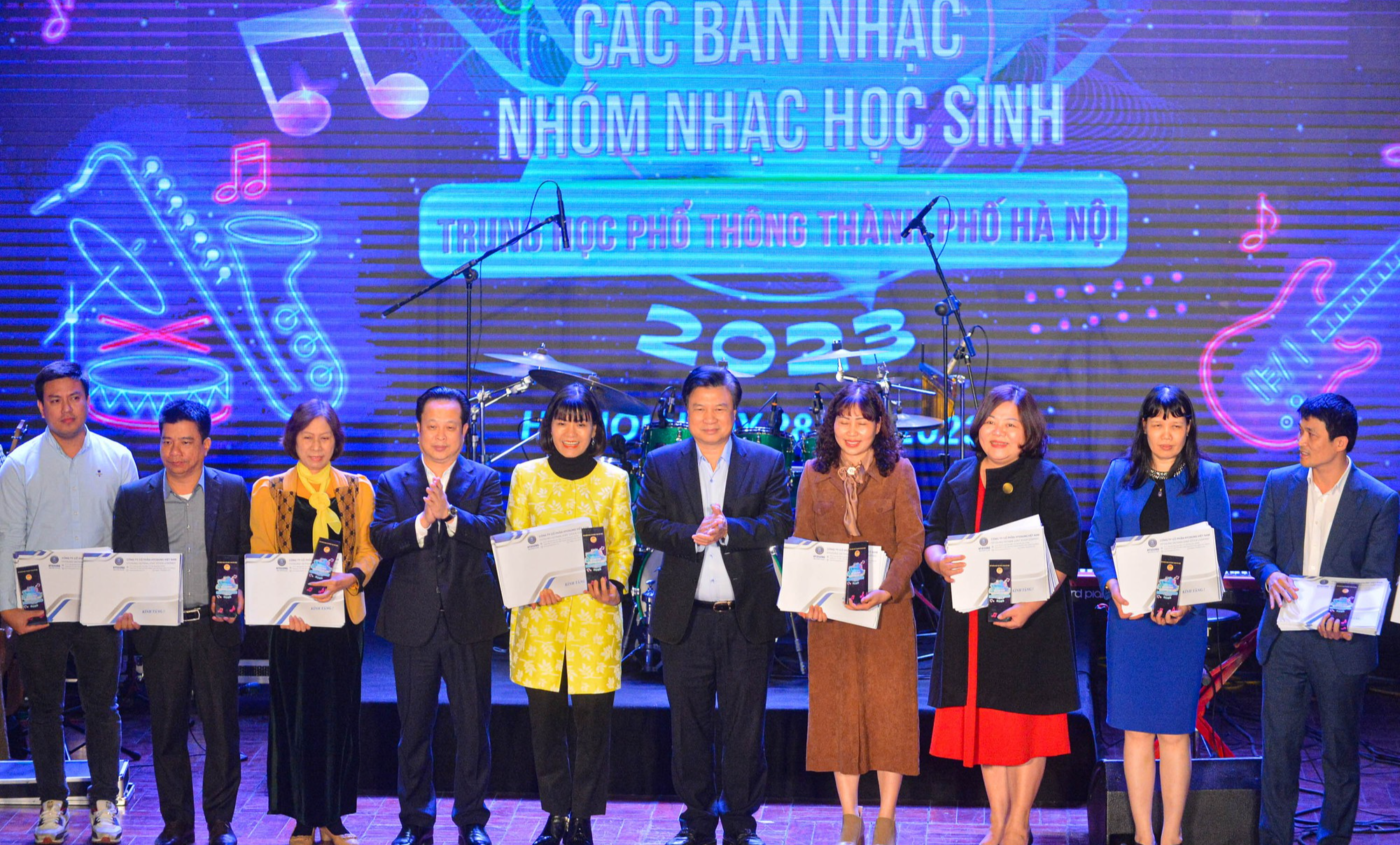Học sinh Hà Nội hóa 'nghệ sĩ' trong cuộc thi âm nhạc THPT đầu tiên - Ảnh 2.