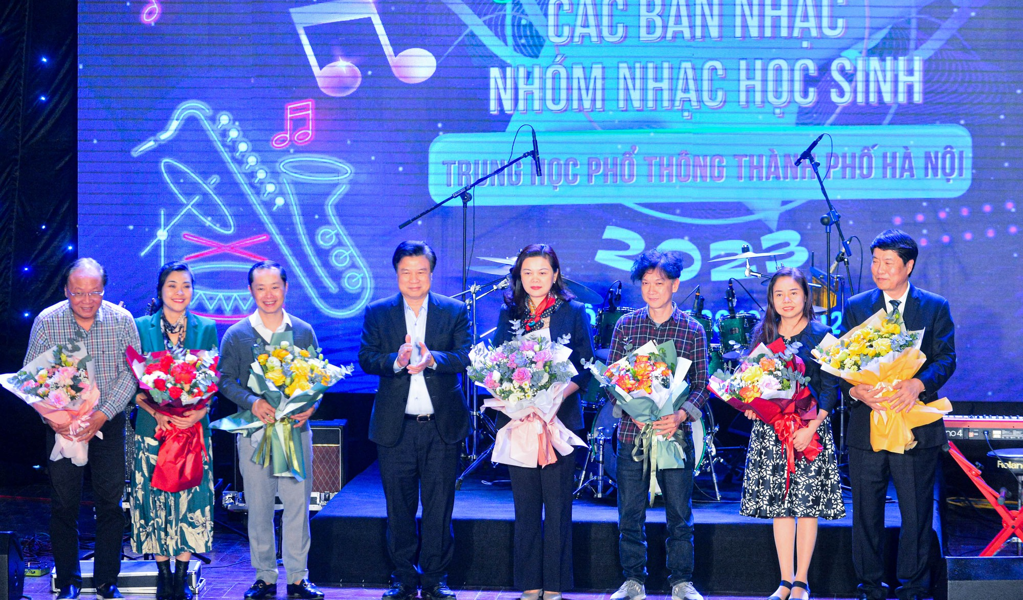 Học sinh Hà Nội hóa 'nghệ sĩ' trong cuộc thi âm nhạc THPT đầu tiên - Ảnh 3.