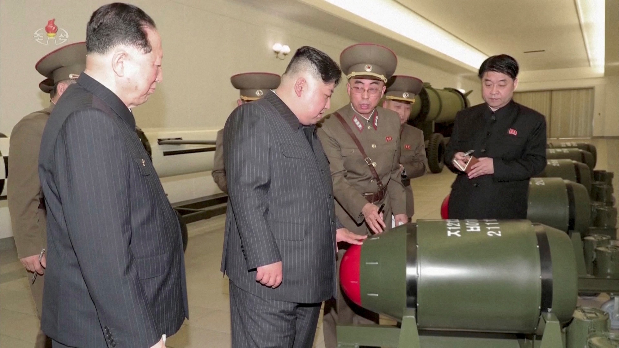 Triều Tiên công bố đầu đạn hạt nhân mới - Ảnh 1.