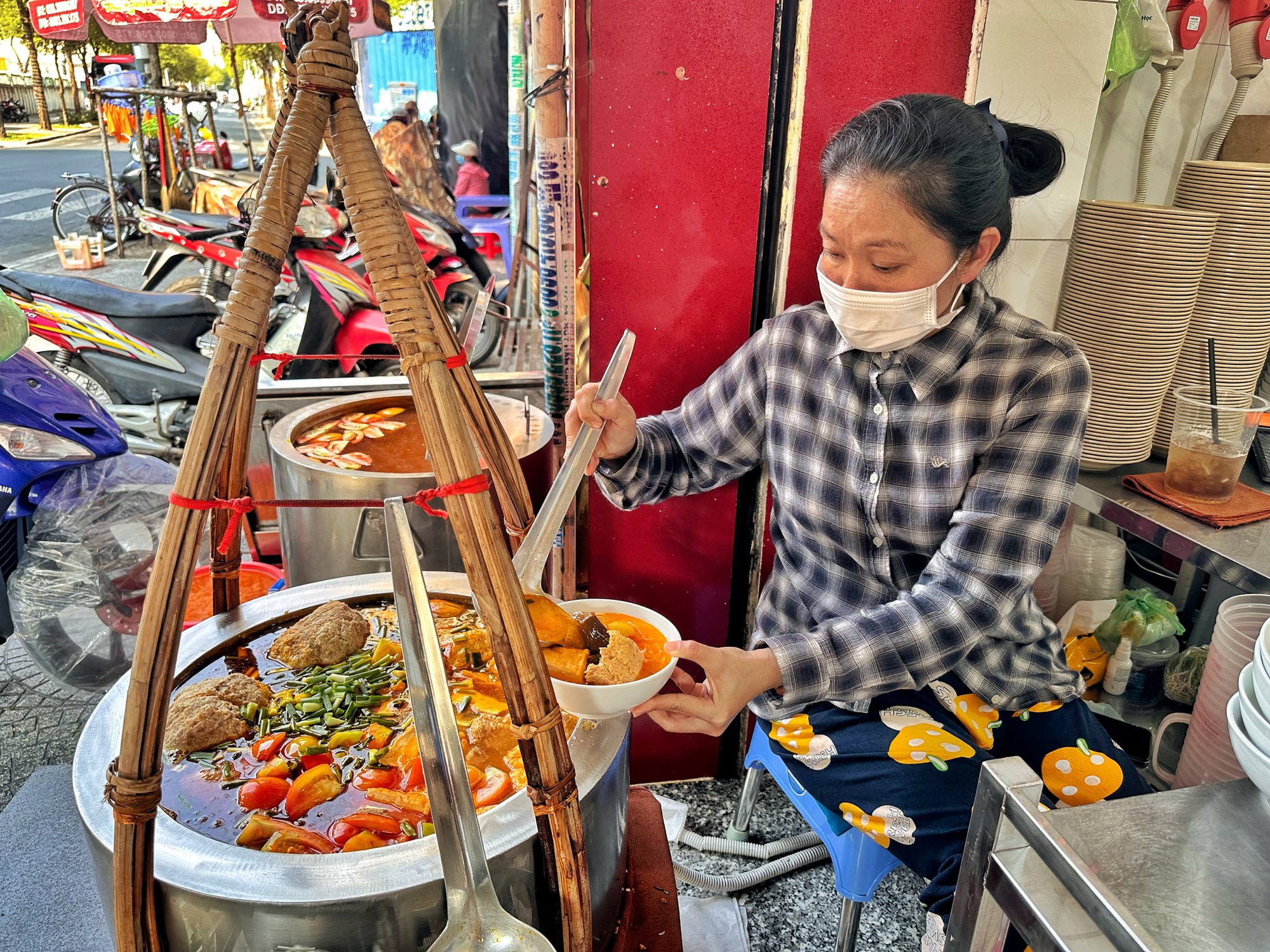 Bún riêu sát chợ Bến Thành ‘lên đời’ mặt bằng: Nghệ sĩ, Việt kiều vẫn mê đắm - Ảnh 3.