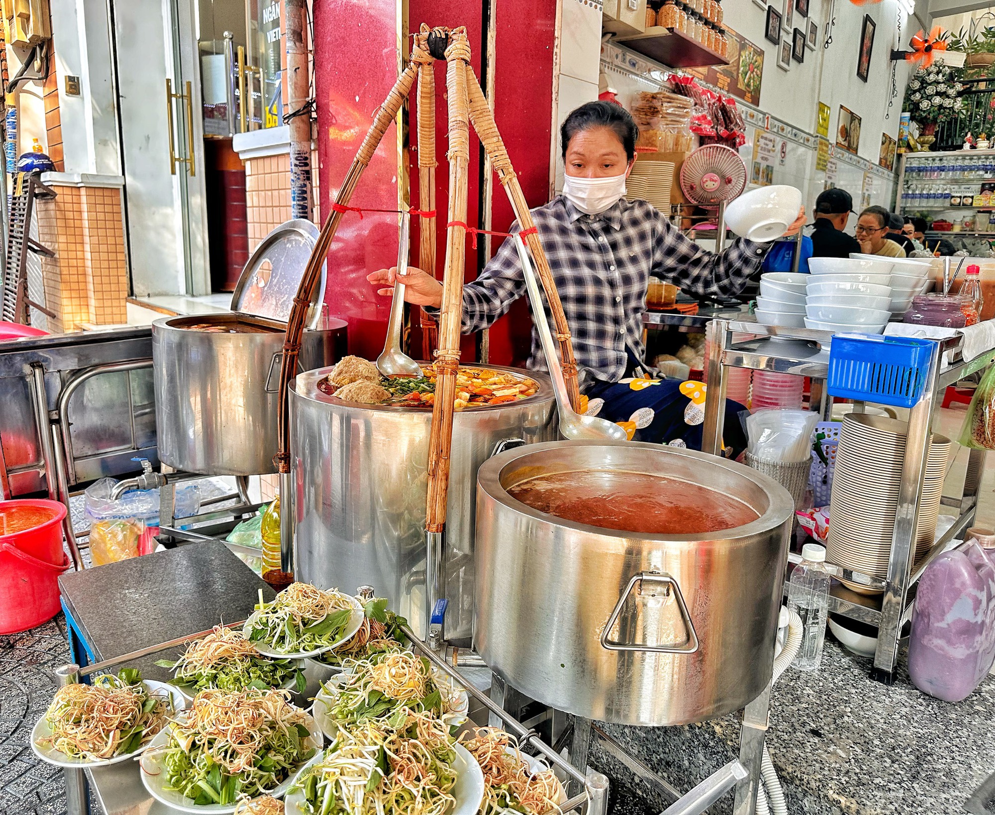 Bún riêu sát chợ Bến Thành ‘lên đời’ mặt bằng: Nghệ sĩ, Việt kiều vẫn mê đắm - Ảnh 1.