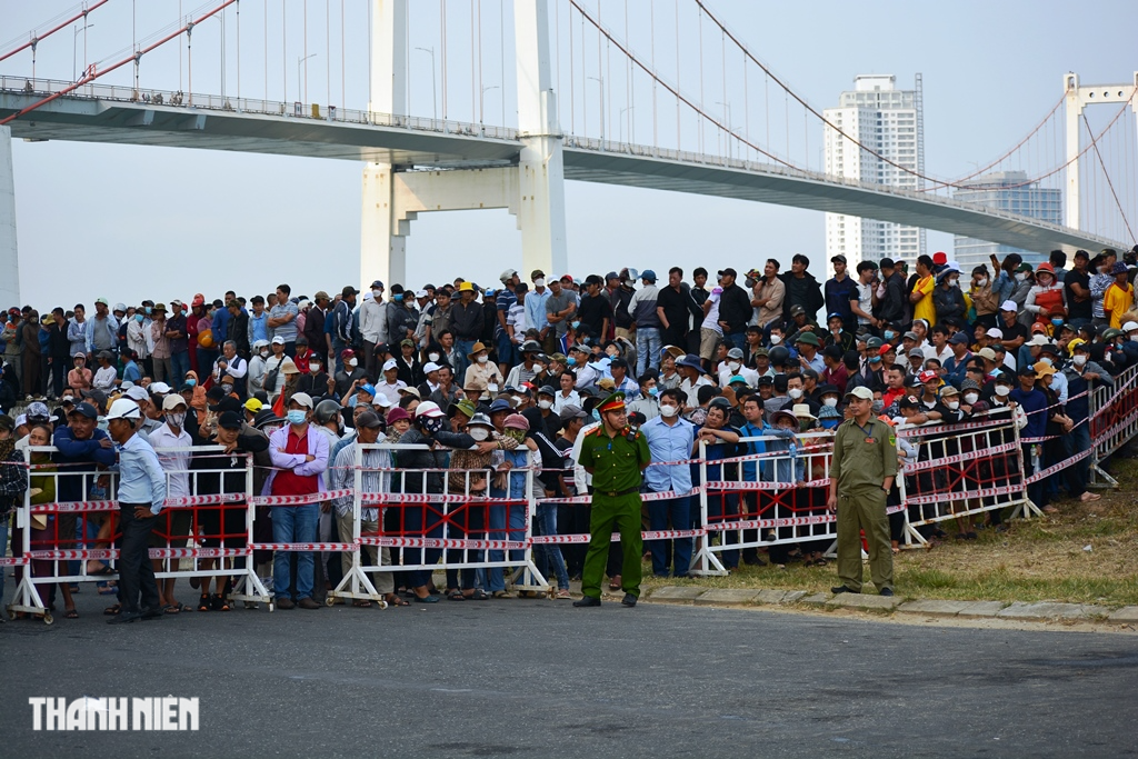 Hàng ngàn người dõi theo giải đua thuyền truyền thống bên sông Hàn - Ảnh 2.
