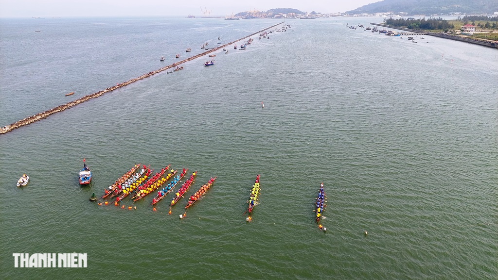 Hàng ngàn người dõi theo giải đua thuyền truyền thống bên sông Hàn - Ảnh 3.