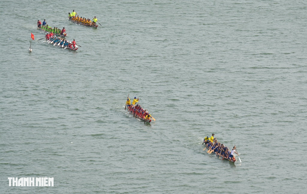 Hàng ngàn người dõi theo giải đua thuyền truyền thống bên sông Hàn - Ảnh 4.