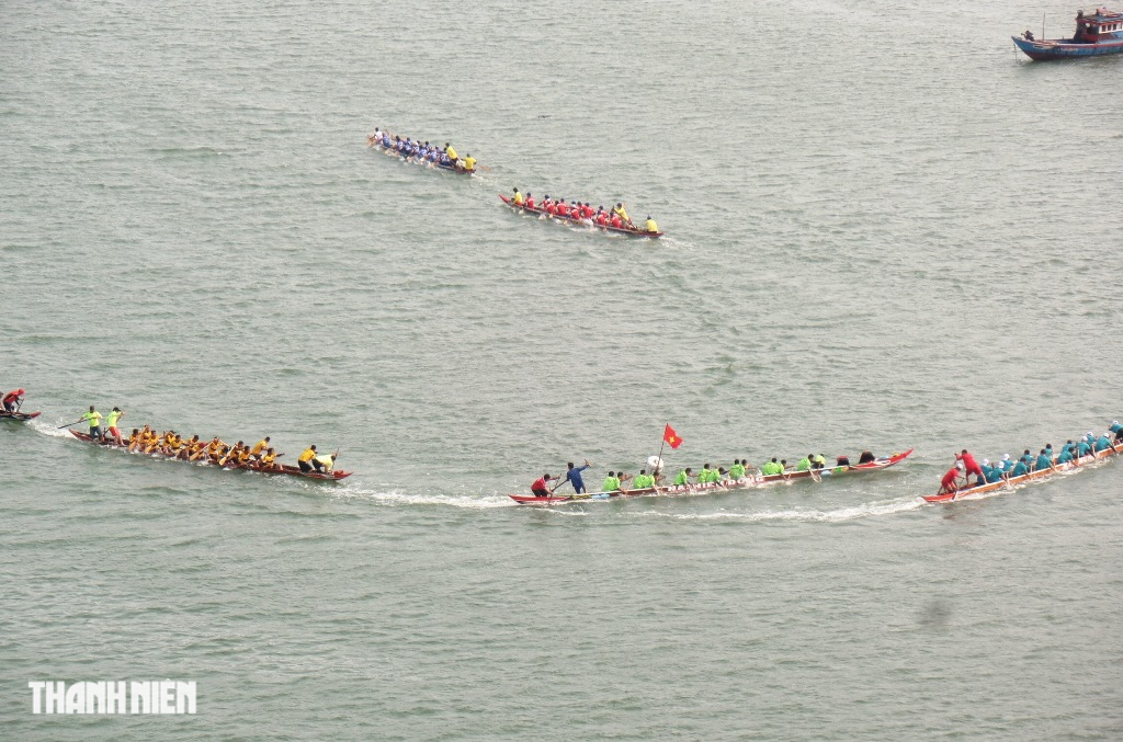 Hàng ngàn người dõi theo giải đua thuyền truyền thống bên sông Hàn - Ảnh 5.