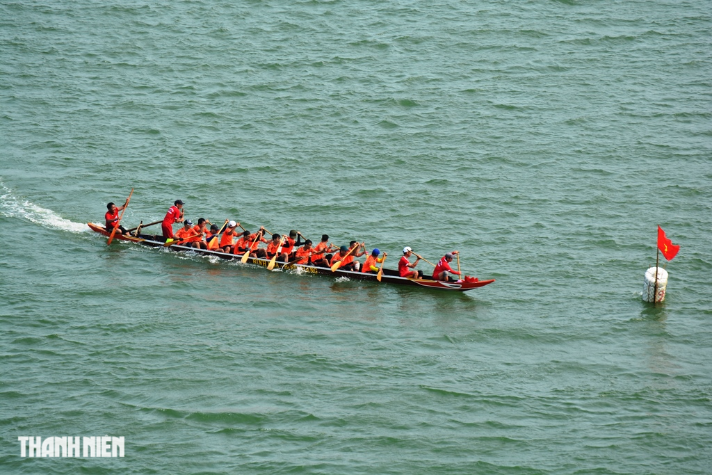 Hàng ngàn người dõi theo giải đua thuyền truyền thống bên sông Hàn - Ảnh 7.