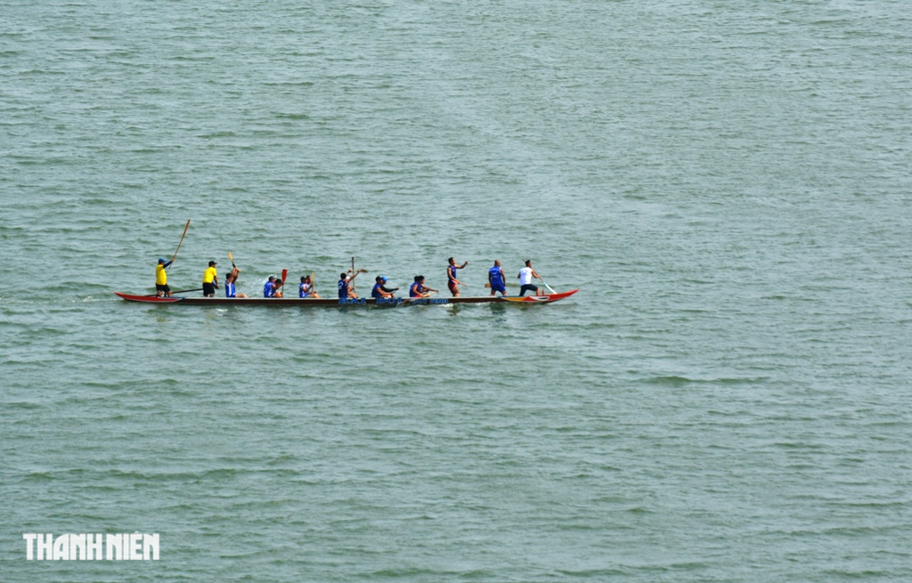 Hàng ngàn người dõi theo giải đua thuyền truyền thống bên sông Hàn - Ảnh 14.