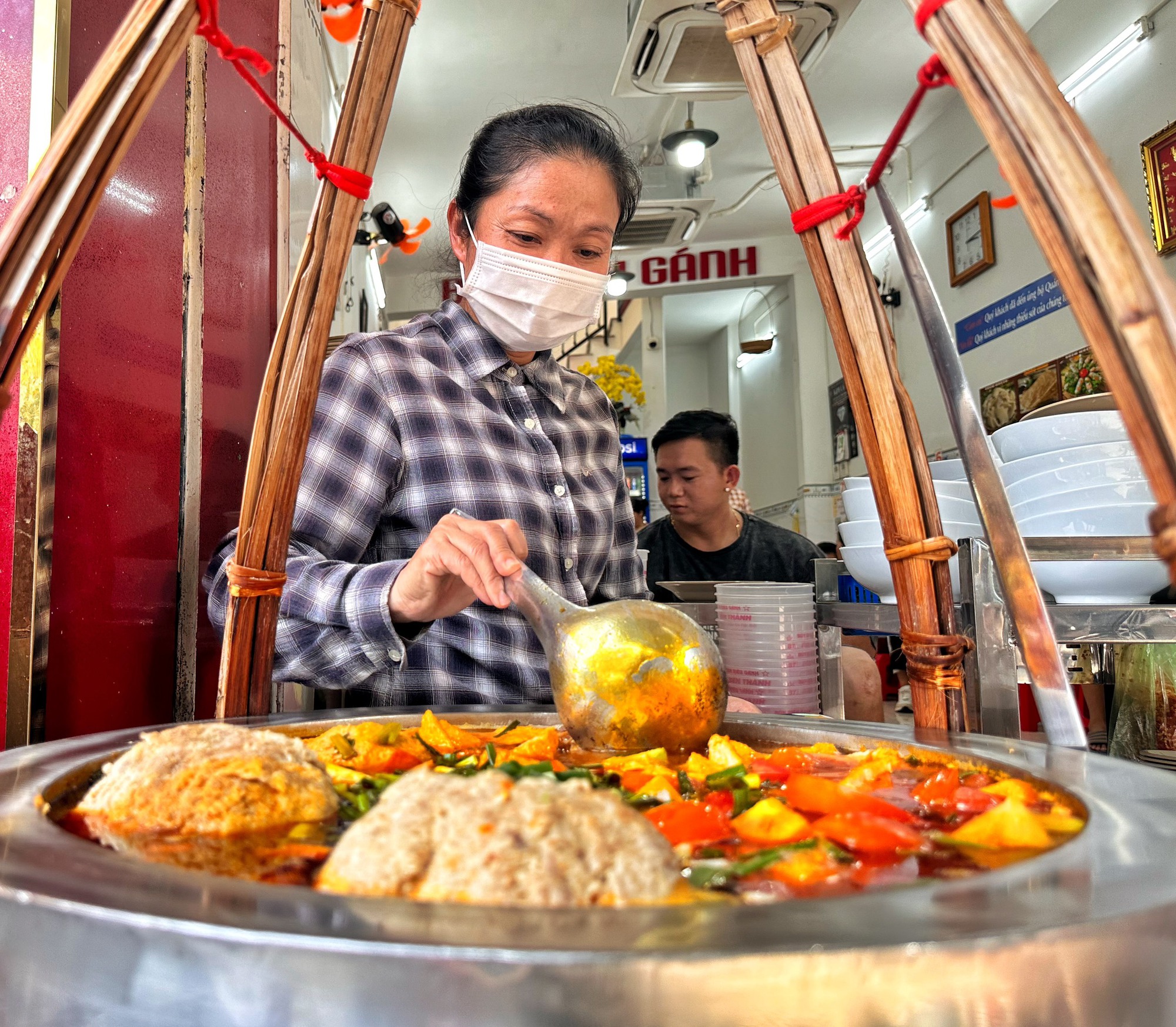 Bún riêu sát chợ Bến Thành ‘lên đời’ mặt bằng: Nghệ sĩ, Việt kiều vẫn mê đắm - Ảnh 9.