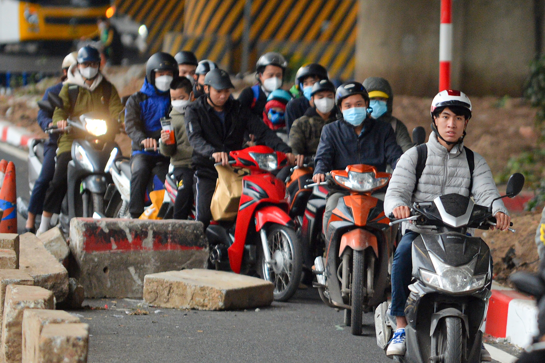 Người dân 'xé rào', né cảnh ùn tắc do 'lô cốt' án ngữ trên đường Nguyễn Xiển - Ảnh 5.