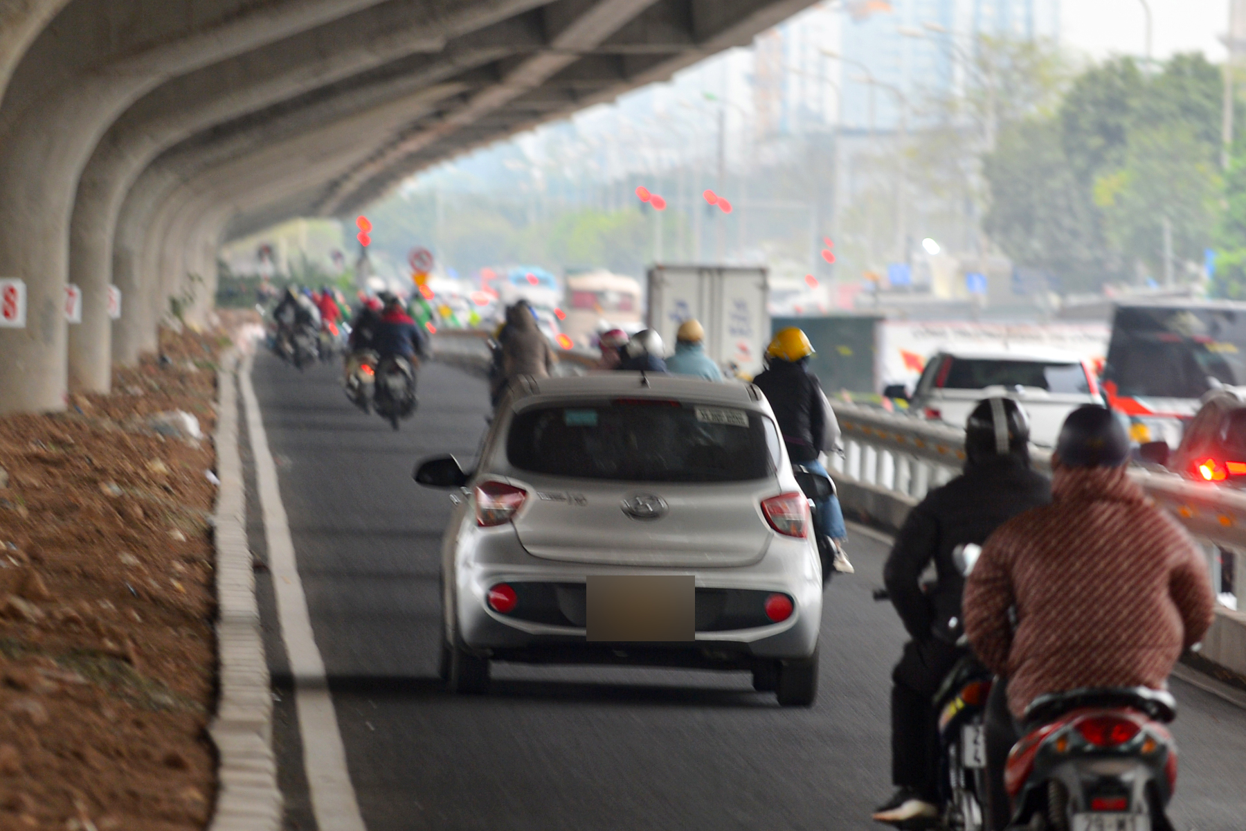 Người dân 'xé rào', né cảnh ùn tắc do 'lô cốt' án ngữ trên đường Nguyễn Xiển - Ảnh 7.