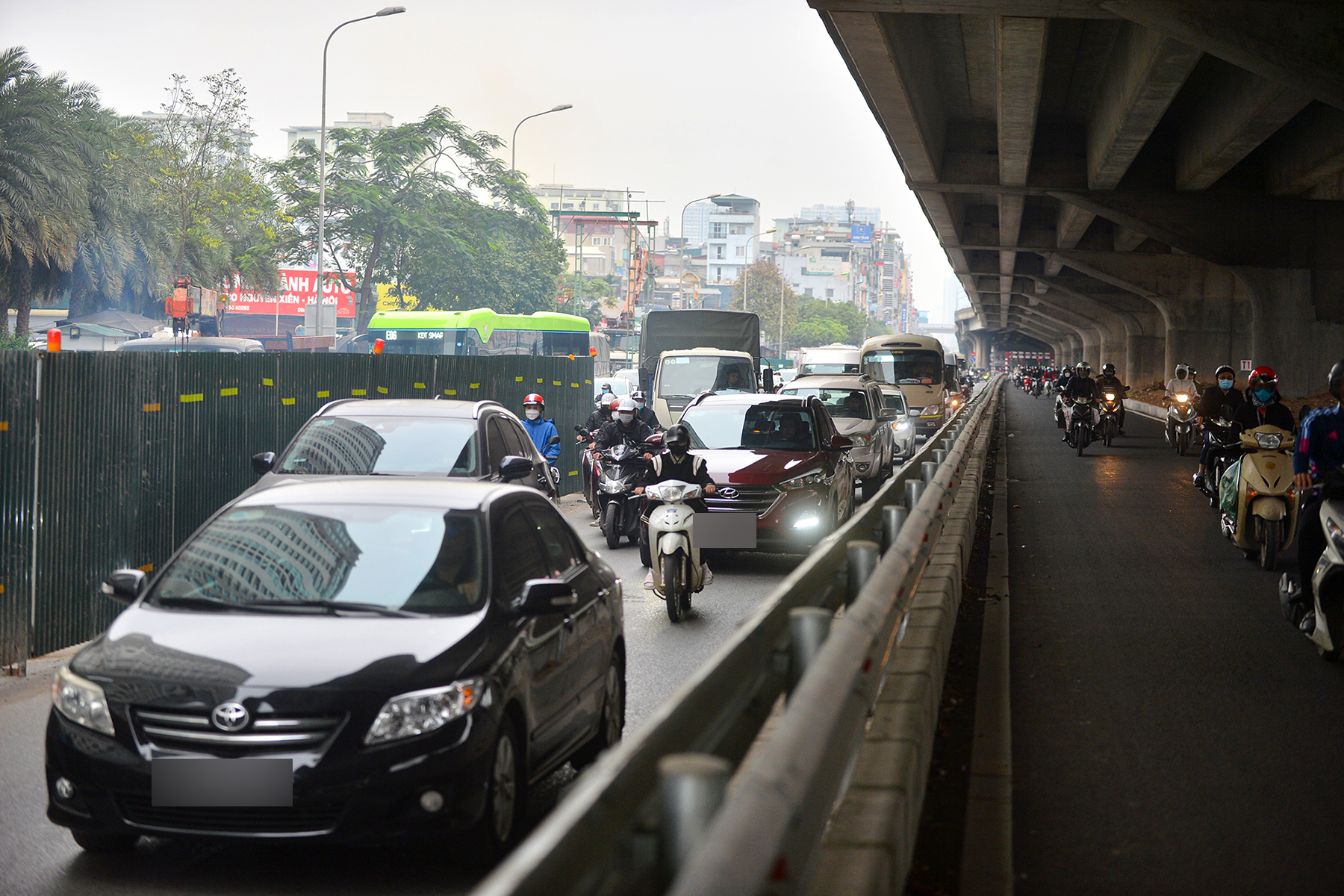 Người dân 'xé rào', né cảnh ùn tắc do 'lô cốt' án ngữ trên đường Nguyễn Xiển - Ảnh 3.