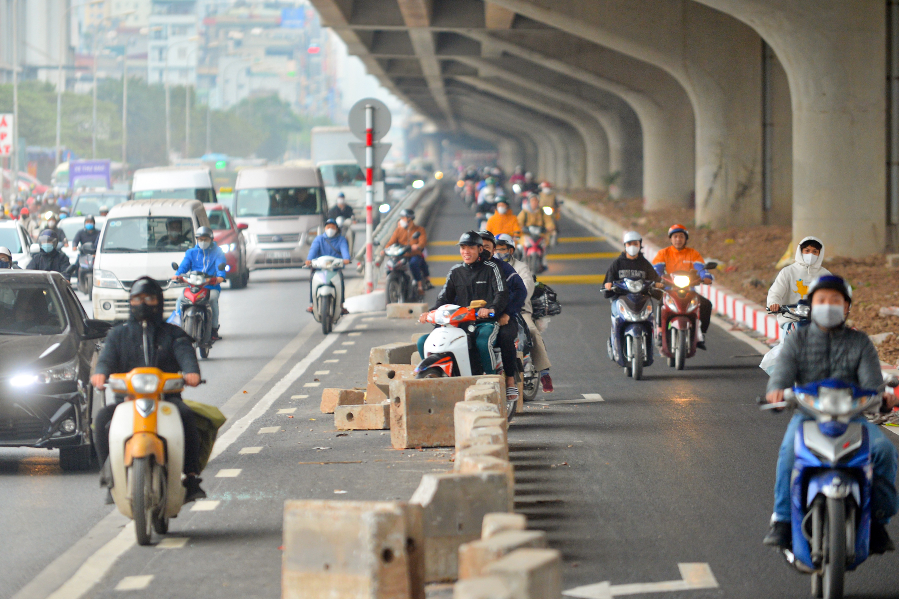 Người dân 'xé rào', né cảnh ùn tắc do 'lô cốt' án ngữ trên đường Nguyễn Xiển - Ảnh 8.