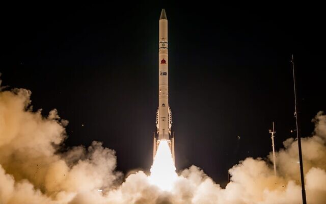 Israel phóng thành công vệ tinh do thám hiện đại nhất - Ảnh 1.