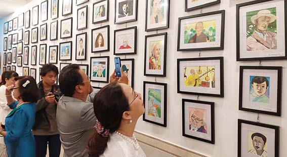Triển lãm tranh chân dung những người nổi tiếng của họa sĩ Thúy Hương - Ảnh 1.