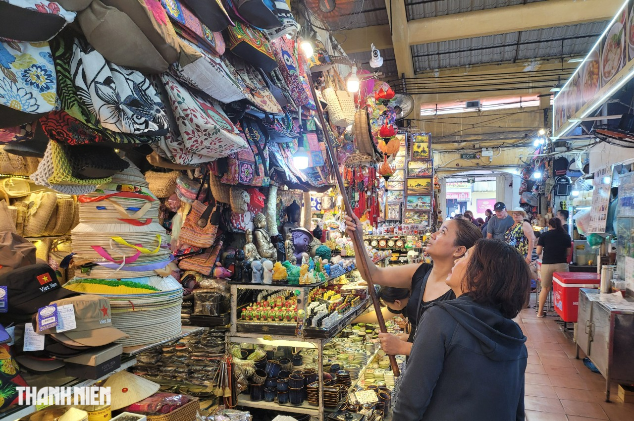 Ế khách quốc tế, chợ Bến Thành người bán đông hơn người mua - Ảnh 2.