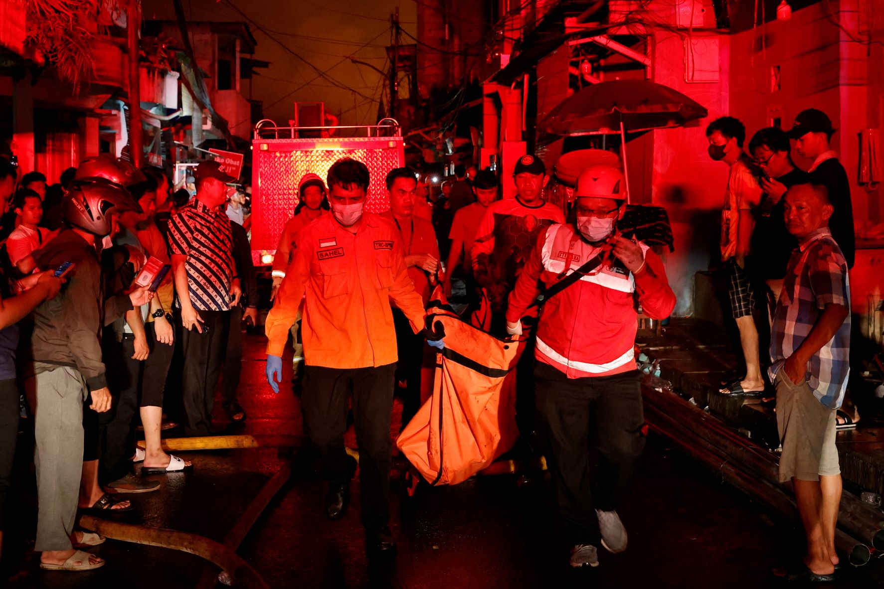 Cháy kho xăng dầu ở Indonesia, hơn 16 người chết - Ảnh 2.