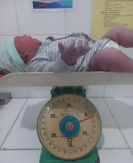 Hà Tĩnh: Bé trai chào đời nặng 6 kg - Ảnh 1.