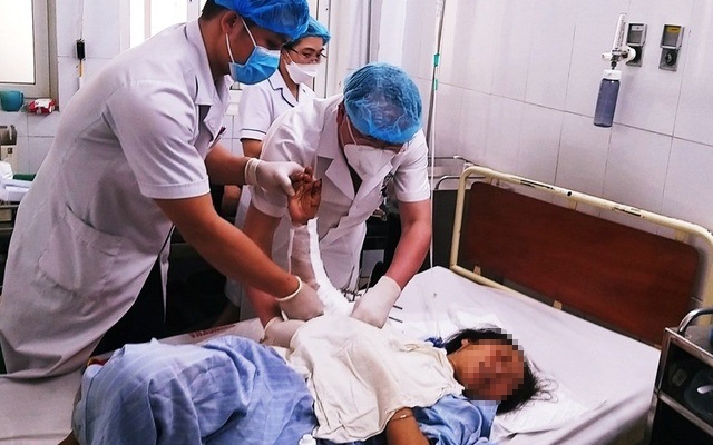 Nghệ An: Một phụ nữ bị máy cắt gạch cắt đứt lìa cánh tay - Ảnh 1.