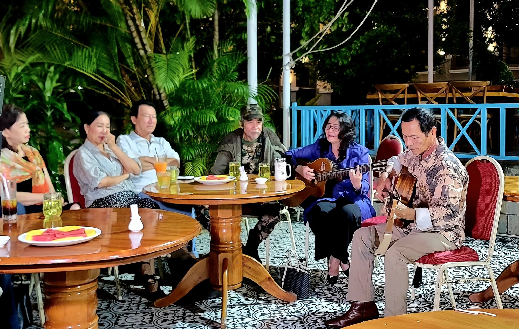 Nhạc sĩ Ngô Tín và chuyến rong chơi xuyên Việt - Ảnh 3. Nhạc sĩ Ngô Tín và chuyến rong chơi xuyên Việt - Ảnh 3.