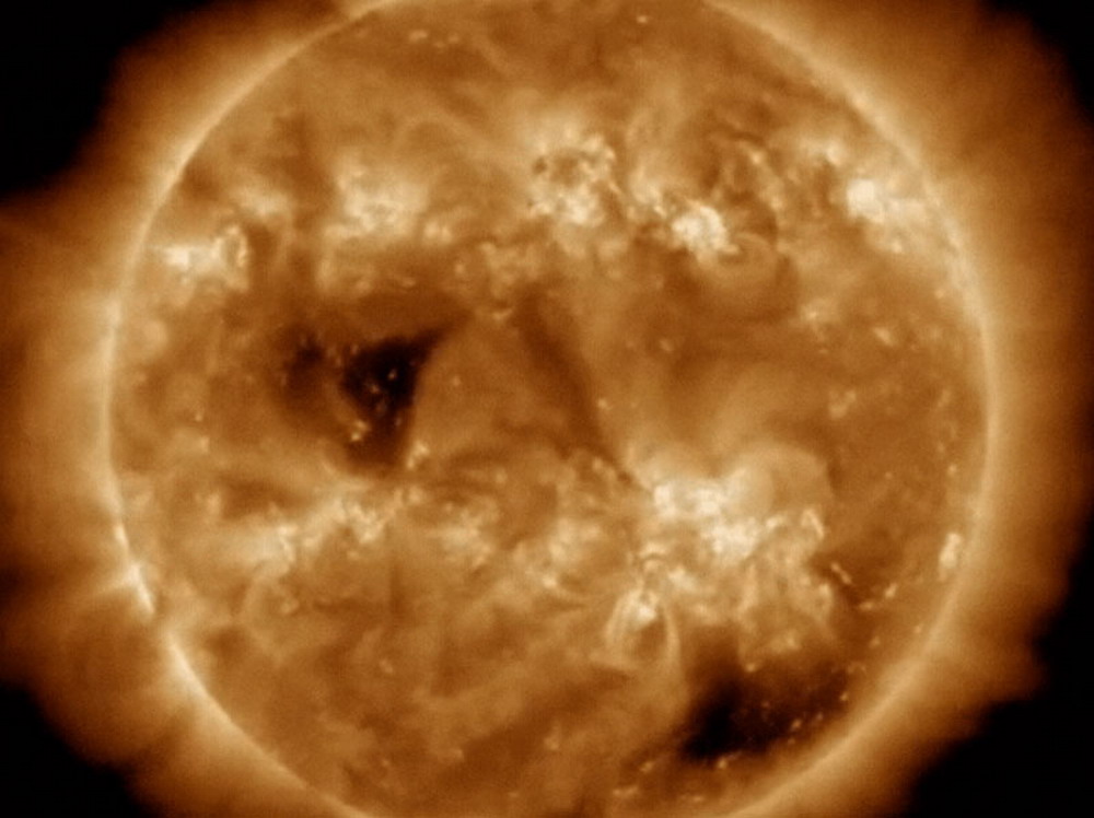 Mặt trời xuất hiện lỗ vành nhật hoa khổng lồ, sắp trút bão từ xuống trái đất - Ảnh 1.