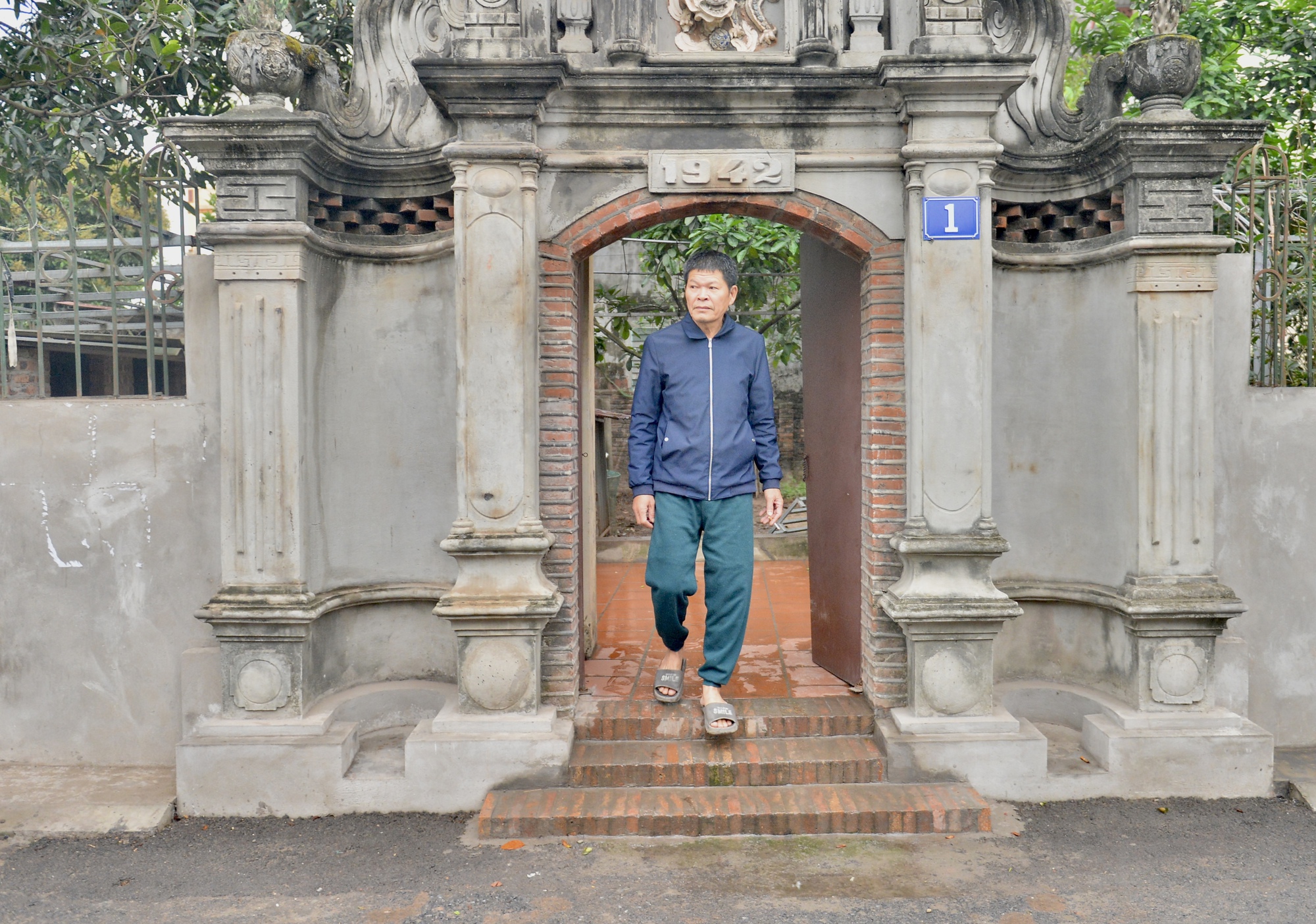 Độc đáo chiếc cổng 80 năm ở Hà Nội được gia đình chi trăm triệu bảo tồn - Ảnh 5.