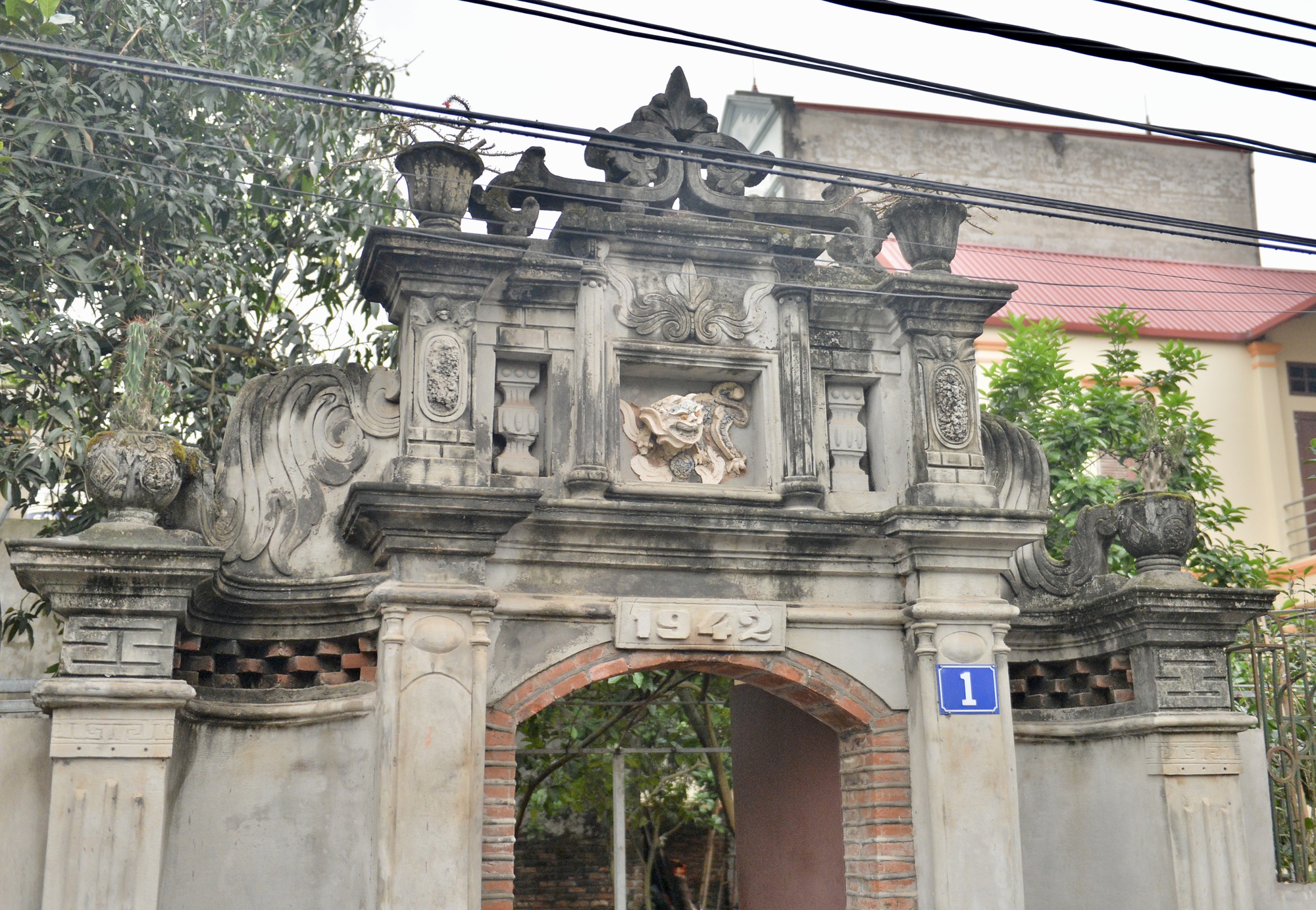 Độc đáo chiếc cổng 80 năm ở Hà Nội được gia đình chi trăm triệu bảo tồn - Ảnh 6.
