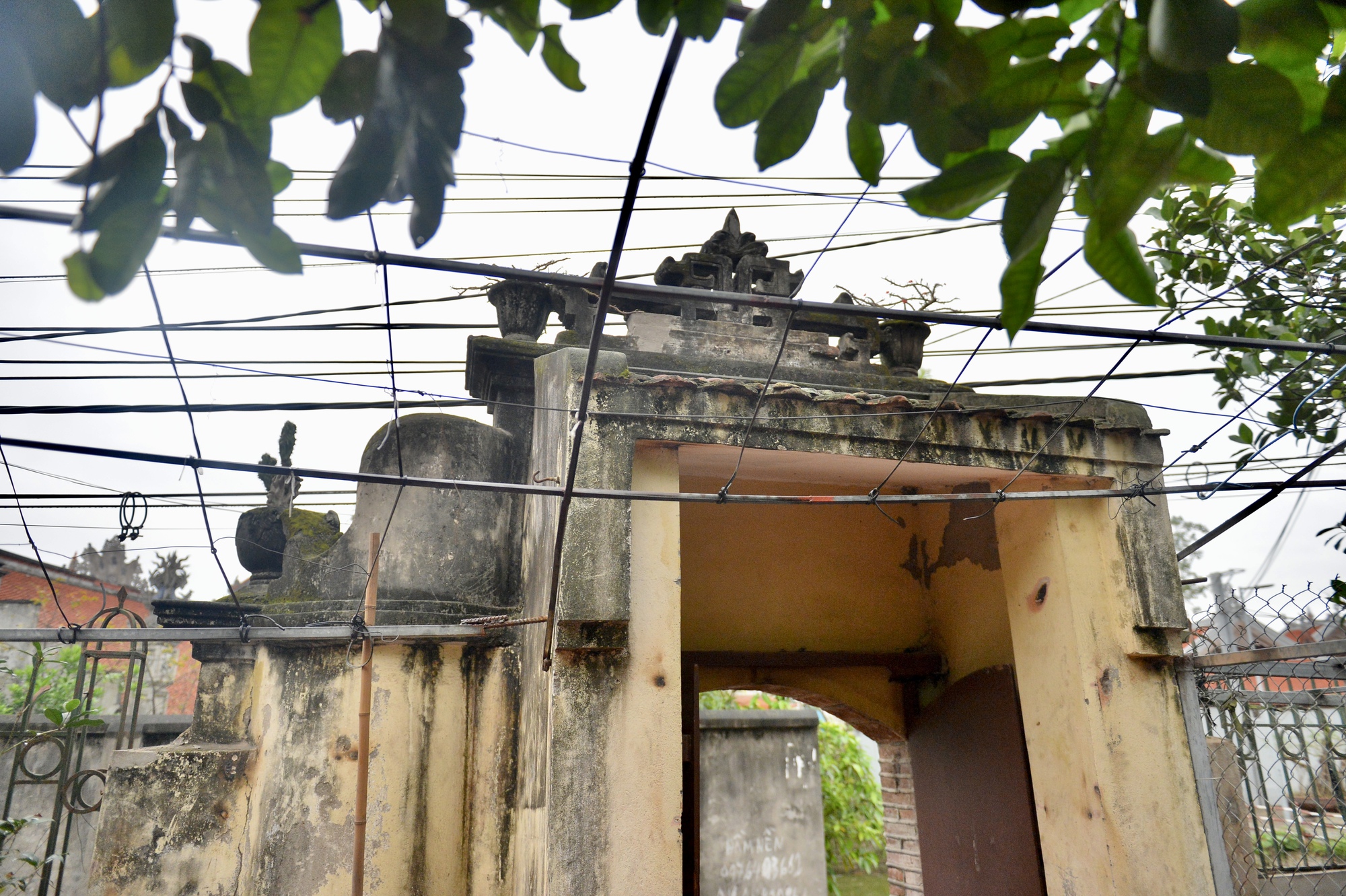 Độc đáo chiếc cổng 80 năm ở Hà Nội được gia đình chi trăm triệu bảo tồn - Ảnh 10.