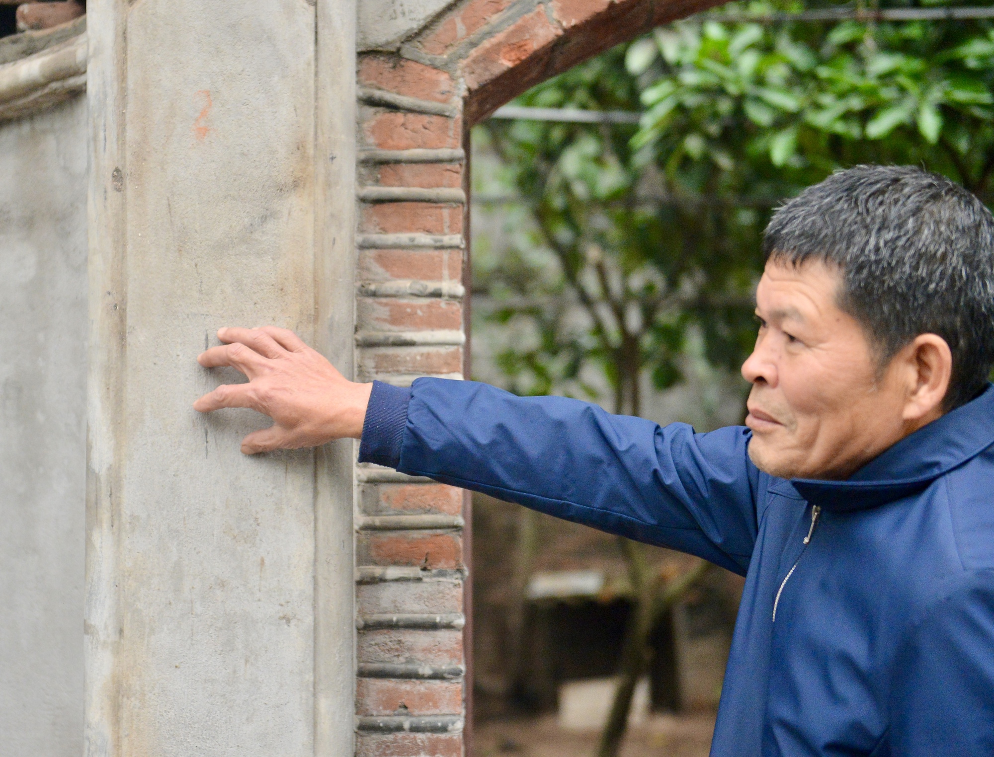 Độc đáo chiếc cổng 80 năm ở Hà Nội được gia đình chi trăm triệu bảo tồn - Ảnh 7.