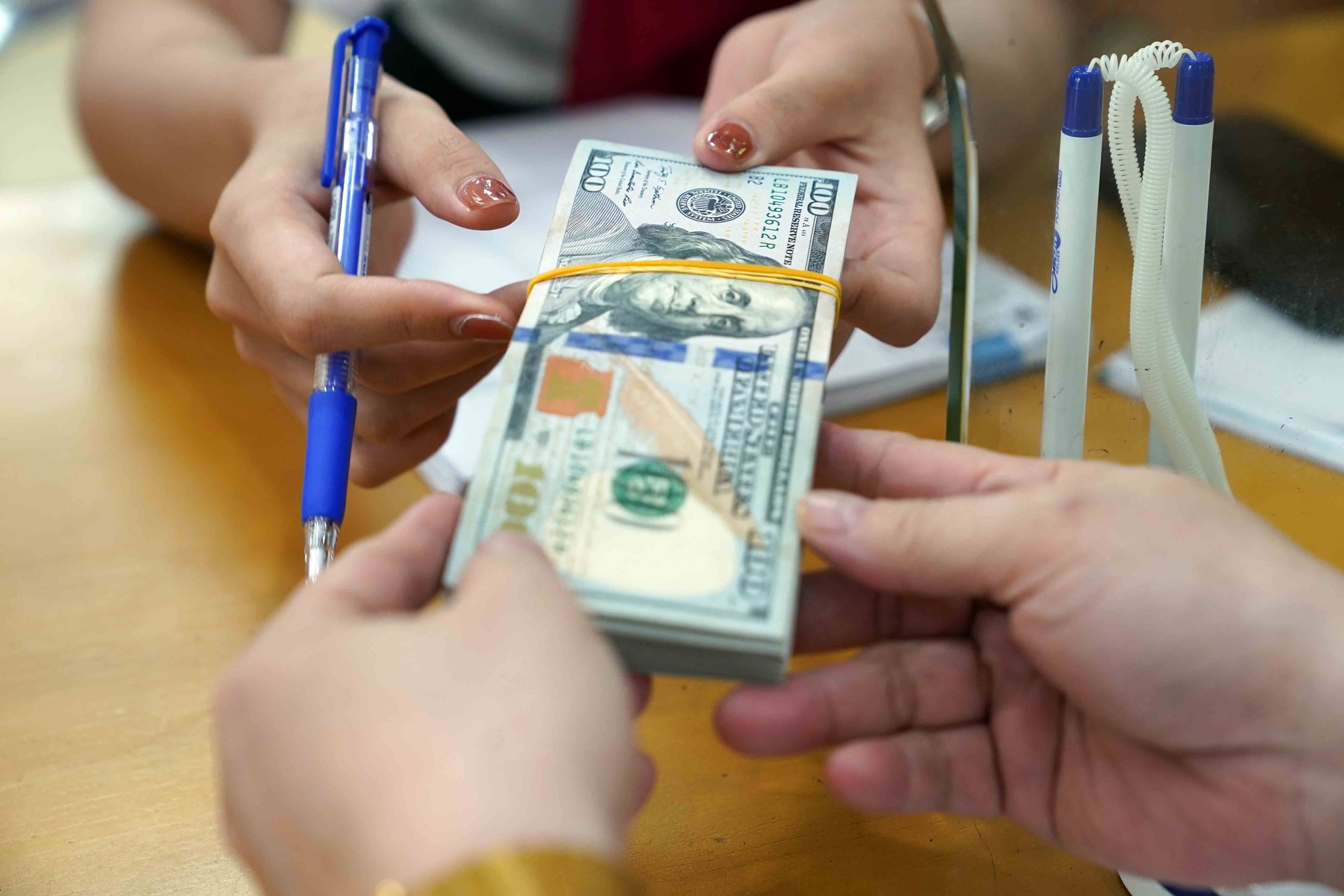 Giá USD hôm nay 26.5.2025: Đô tự do tiếp tục giảm sâu- Ảnh 1.