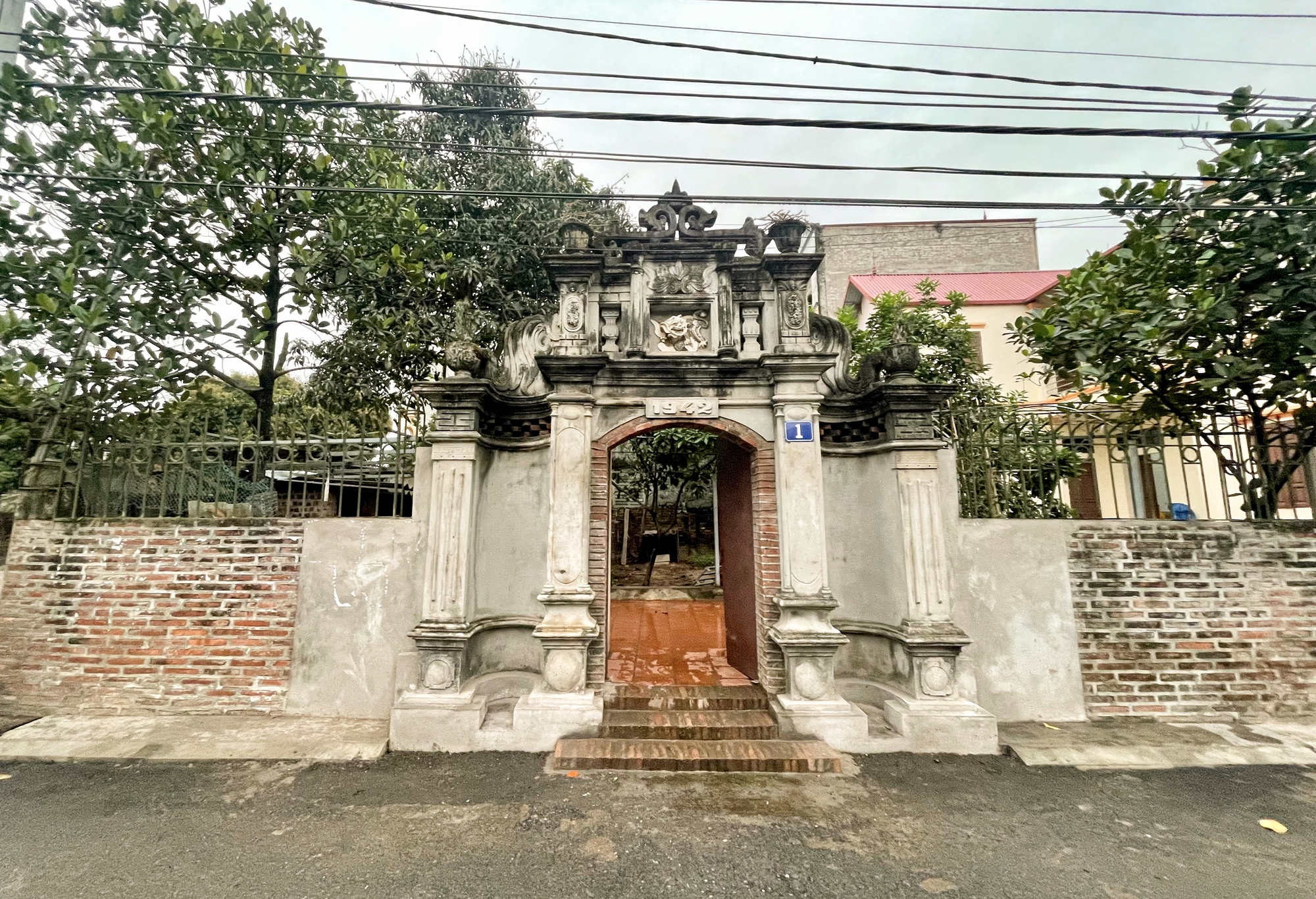 Độc đáo chiếc cổng 80 năm ở Hà Nội được gia đình chi trăm triệu bảo tồn - Ảnh 2.