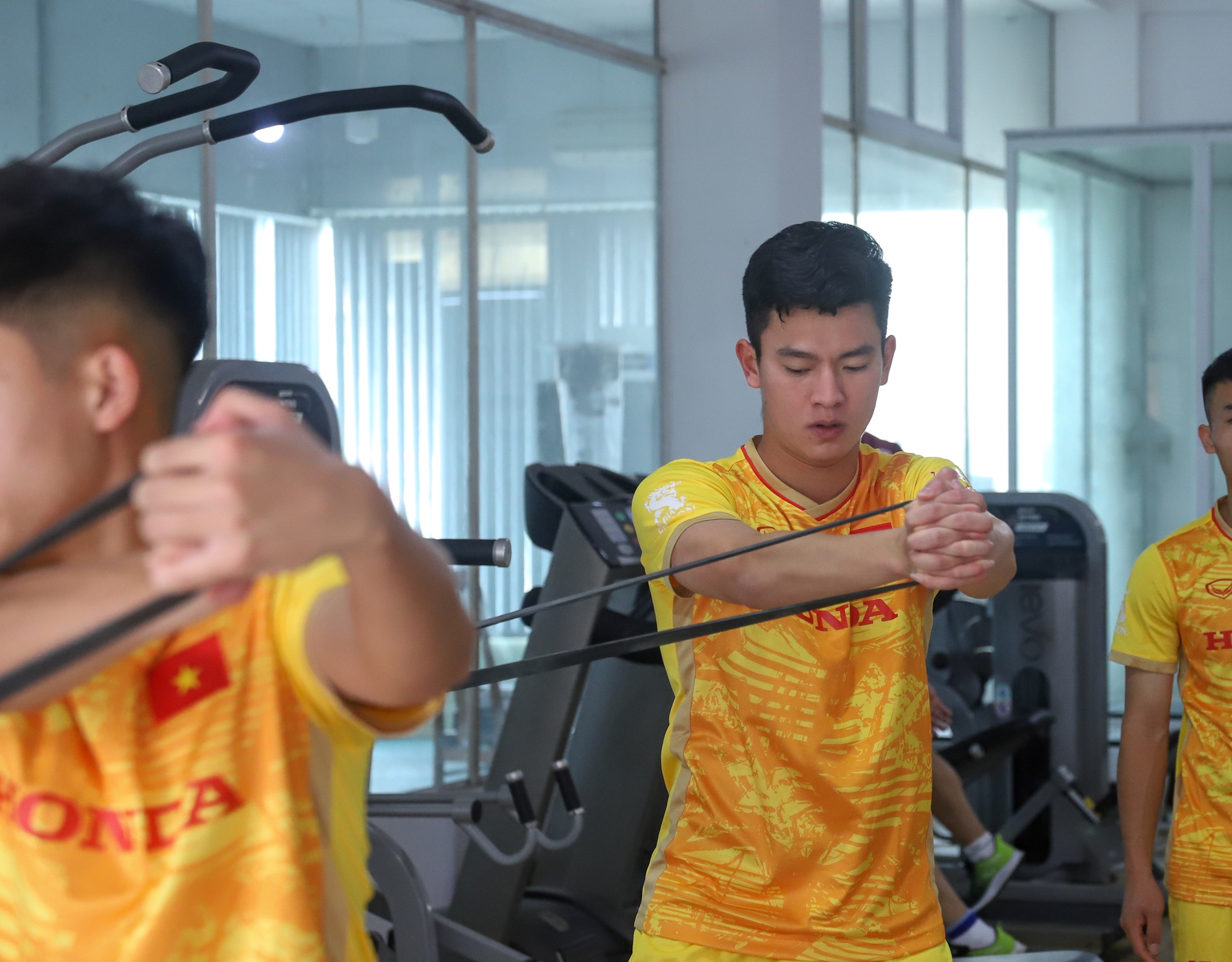 HLV Troussier cho U.23 Việt Nam tăng sức mạnh cơ bắp  - Ảnh 2.