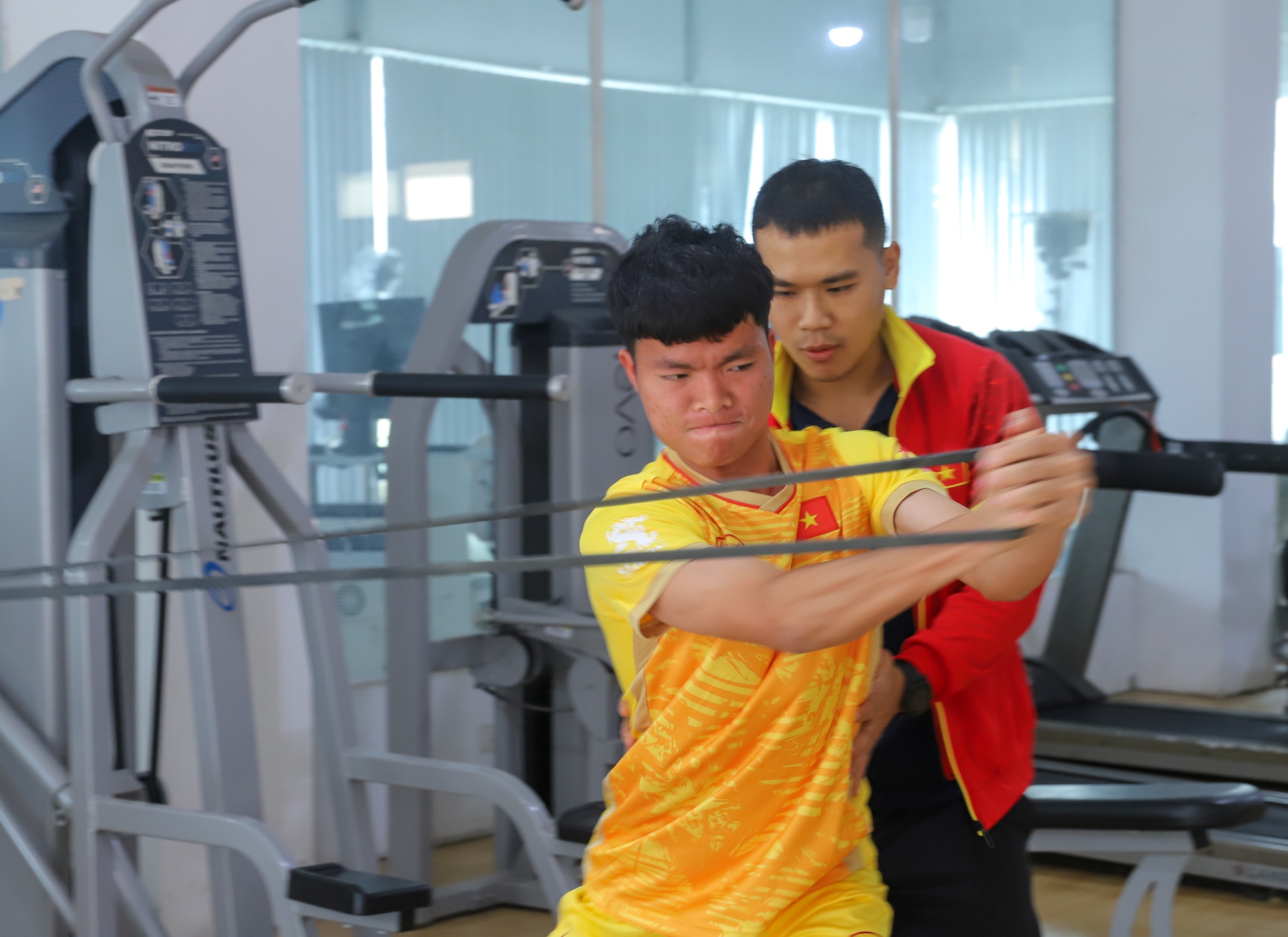 HLV Troussier cho U.23 Việt Nam tăng sức mạnh cơ bắp  - Ảnh 1.