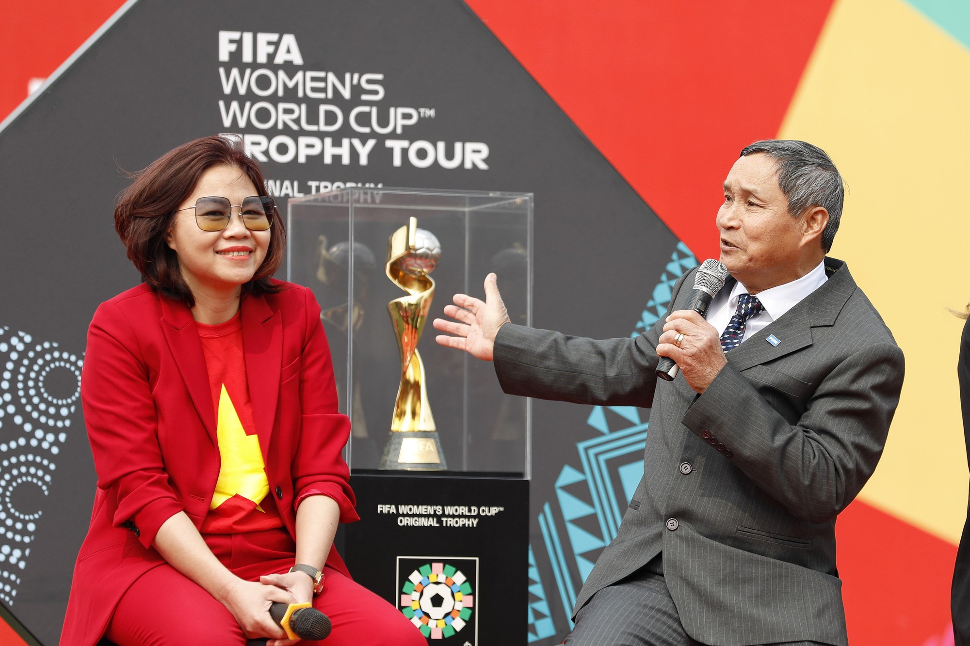 Tận mắt chiêm ngưỡng Cúp vàng World Cup nữ 2023 ngay tại Hà Nội - Ảnh 5.
