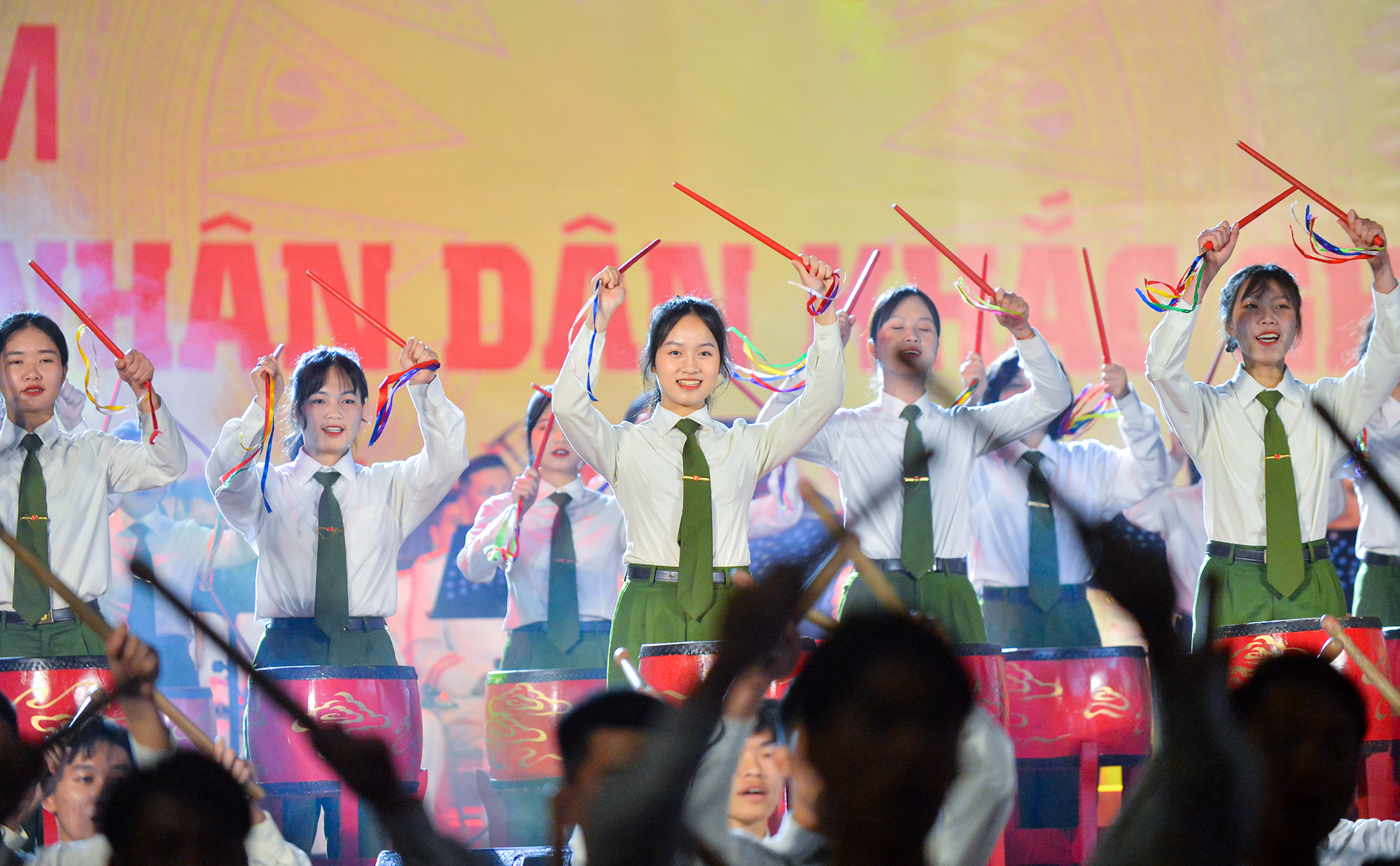 Những nữ chiến sĩ xinh đẹp biểu diễn ca múa nhạc trên phố đi bộ Hà Nội - Ảnh 2.