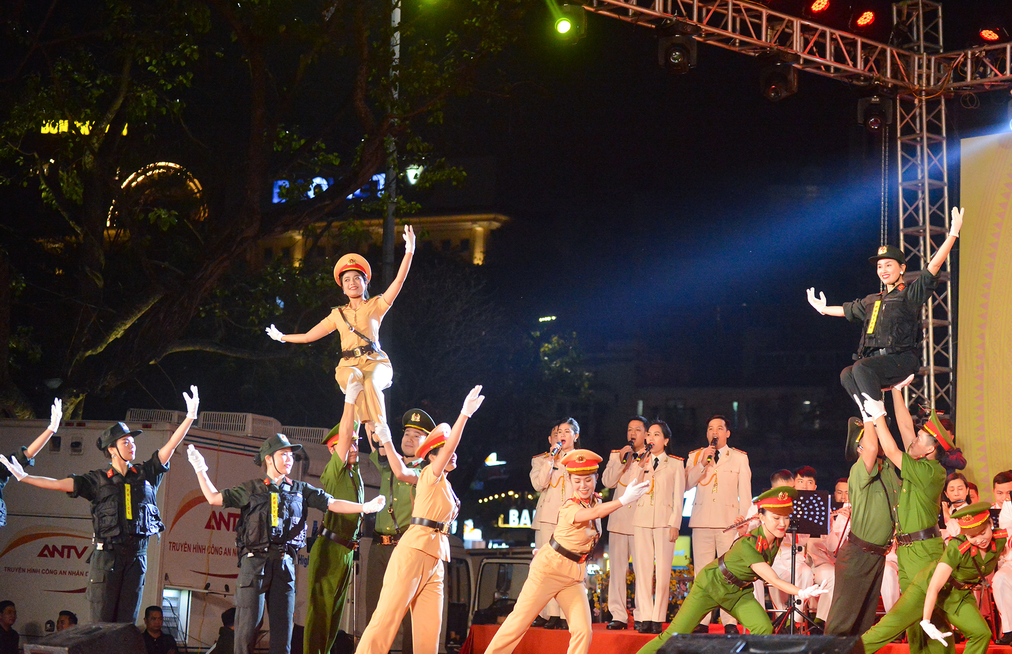 Những nữ chiến sĩ xinh đẹp biểu diễn ca múa nhạc trên phố đi bộ Hà Nội - Ảnh 3.