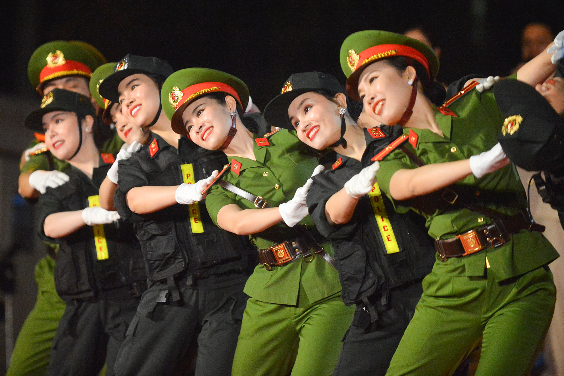 Những nữ chiến sĩ xinh đẹp biểu diễn ca múa nhạc trên phố đi bộ Hà Nội - Ảnh 4.