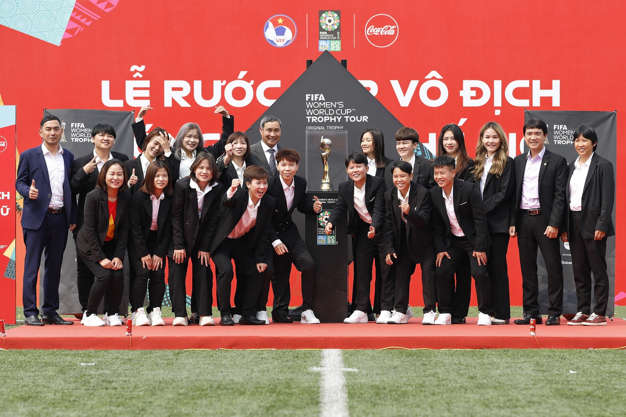 Tận mắt chiêm ngưỡng Cúp vàng World Cup nữ 2023 ngay tại Hà Nội - Ảnh 7.