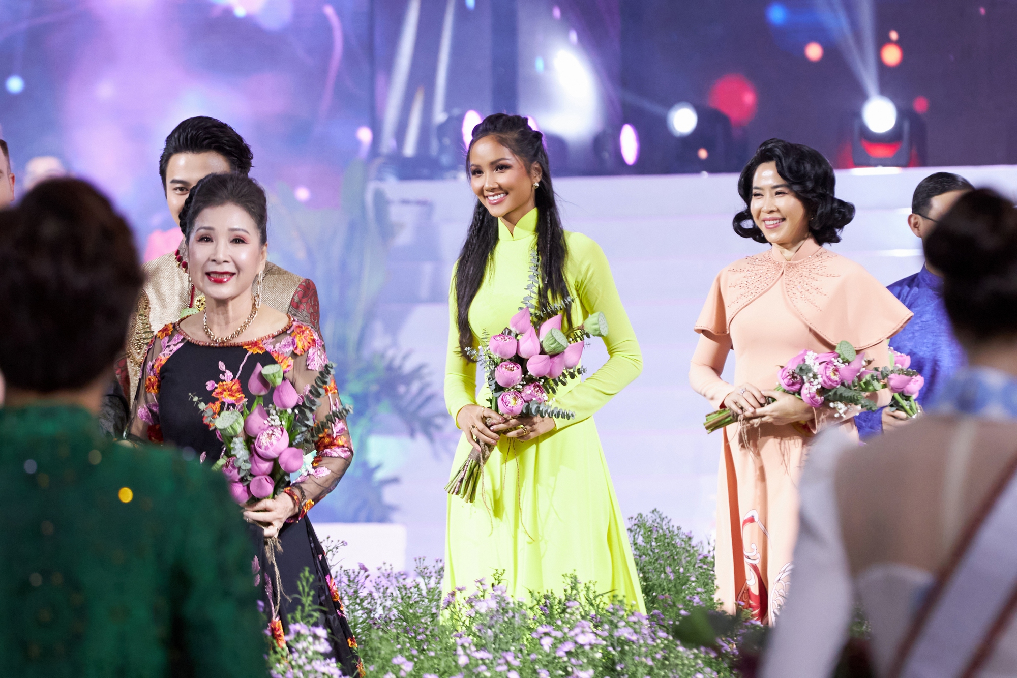 Hoa hậu H'Hen Niê tiết lộ lý do diện đồ cũ  Lễ hội Áo dài TP.HCM - Ảnh 6.