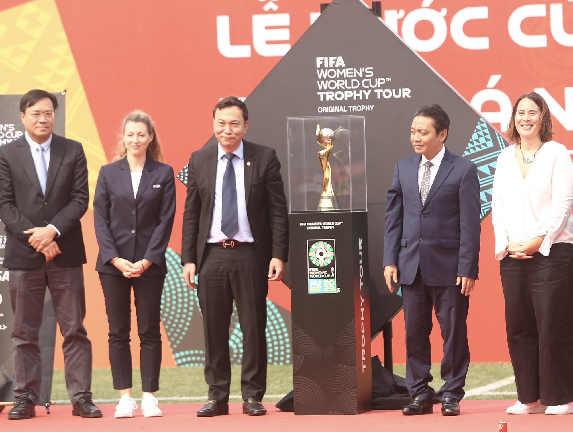Tận mắt chiêm ngưỡng Cúp vàng World Cup nữ 2023 ngay tại Hà Nội - Ảnh 1.