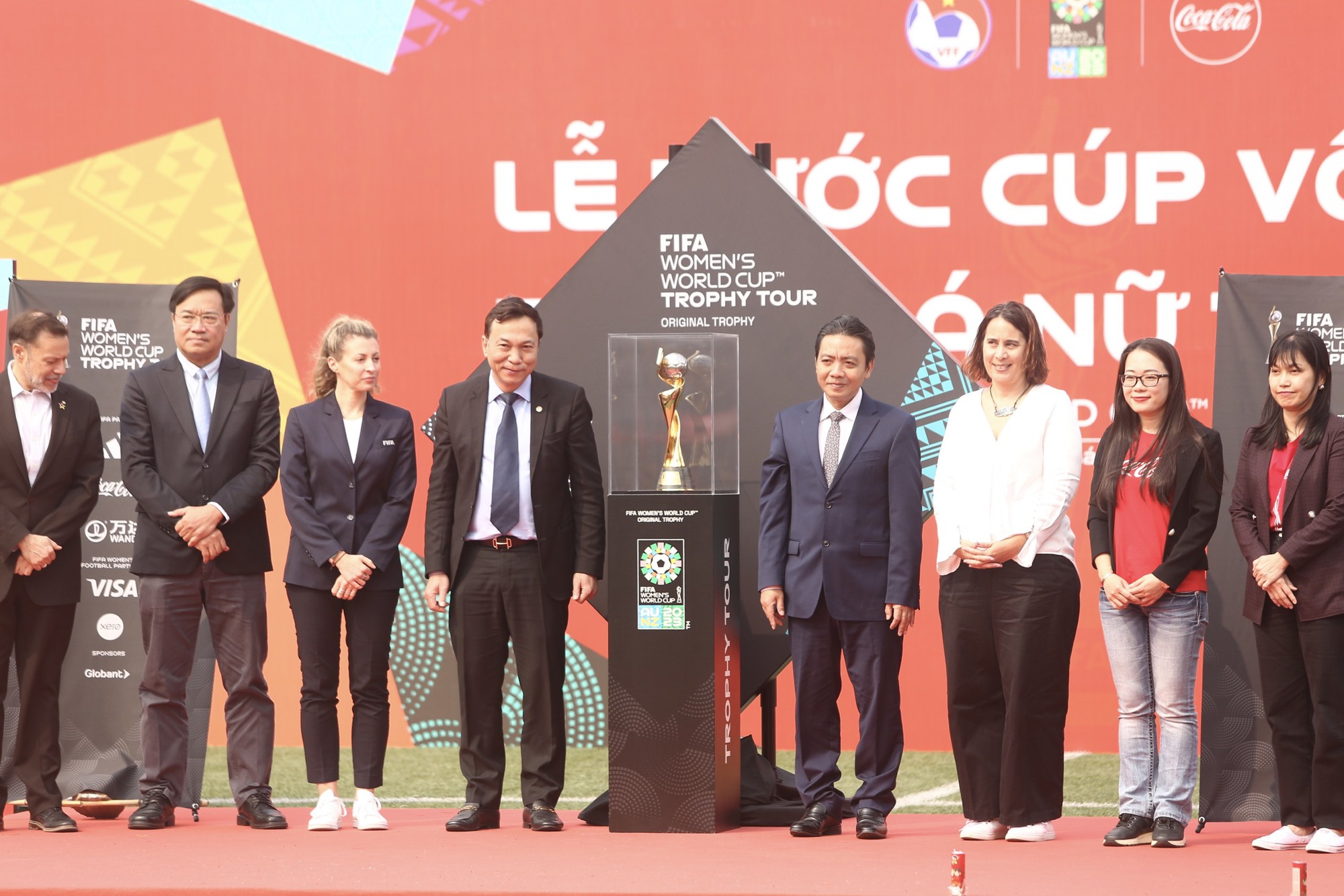 Tận mắt chiêm ngưỡng Cúp vàng World Cup nữ 2023 ngay tại Hà Nội - Ảnh 8.