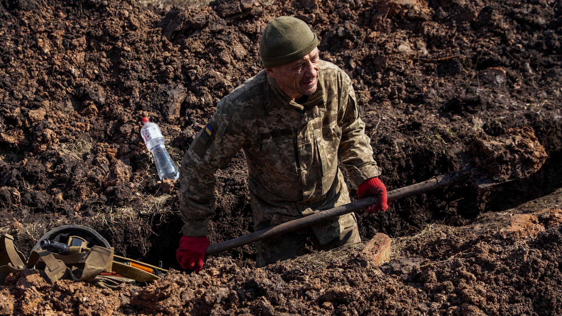 Anh: Lực lượng Ukraine chịu áp lực nặng nề ở Bakhmut - Ảnh 1.